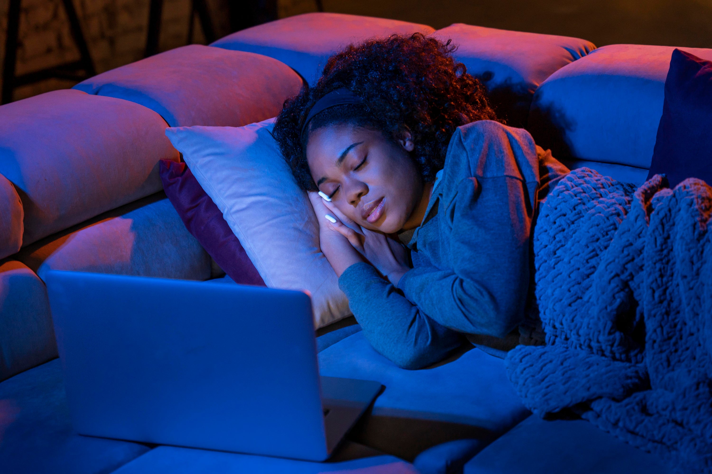 a-guide-to-knowing-how-blue-light-affects-sleep-quality-amber-light